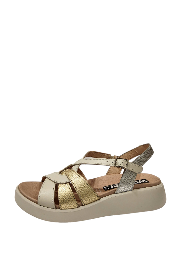 Sandalia con detalles en tiras