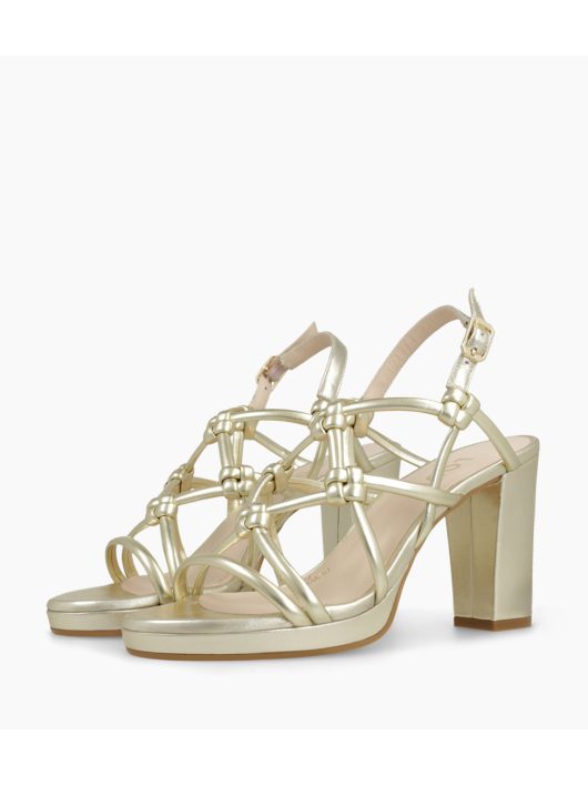 Sandalias doradas de tacón ancho y diseño cruzado – vista diagonal del modelo Loste.