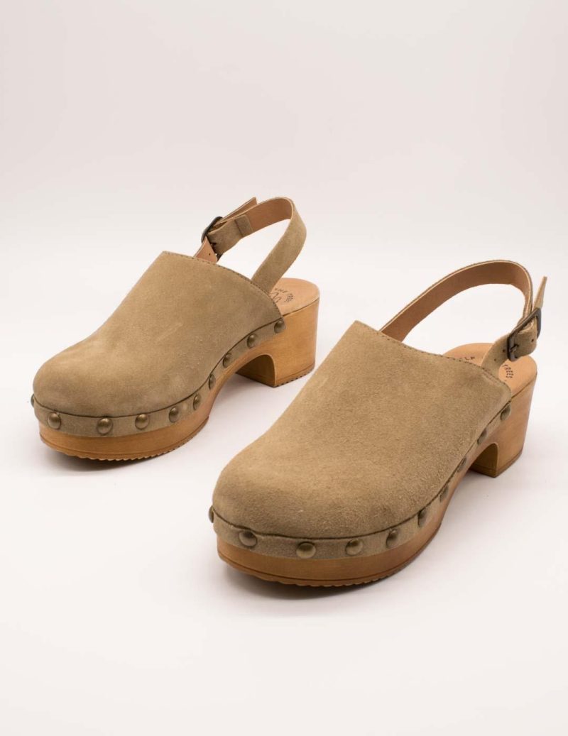 Zuecos beige de serraje con base de madera, tachuelas metálicas y tira trasera ajustable – modelo Help The Trees.