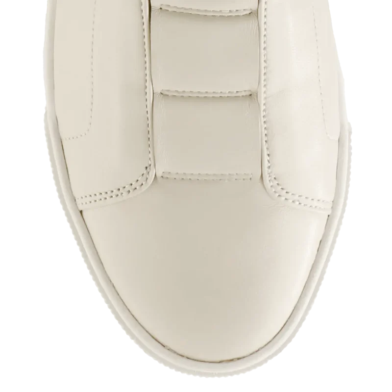 Detalle del empeine y puntera de zapatilla blanca sin cordones de piel – modelo 9103660 Högl.