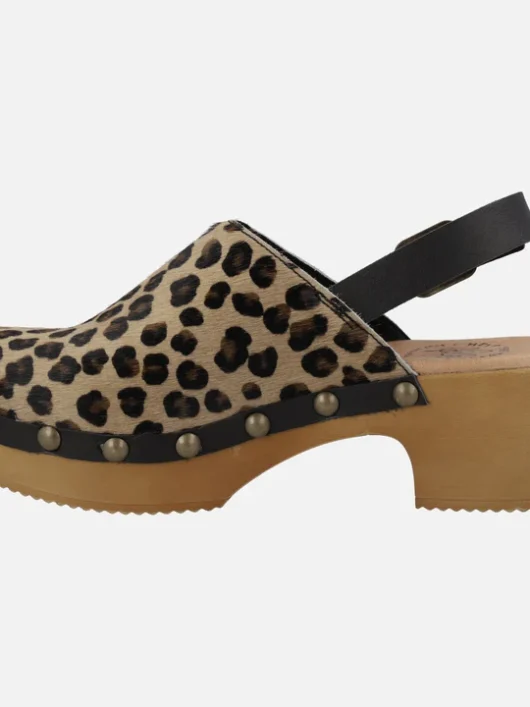 Zueco con estampado de leopardo y base de madera de Help The Trees – vista lateral